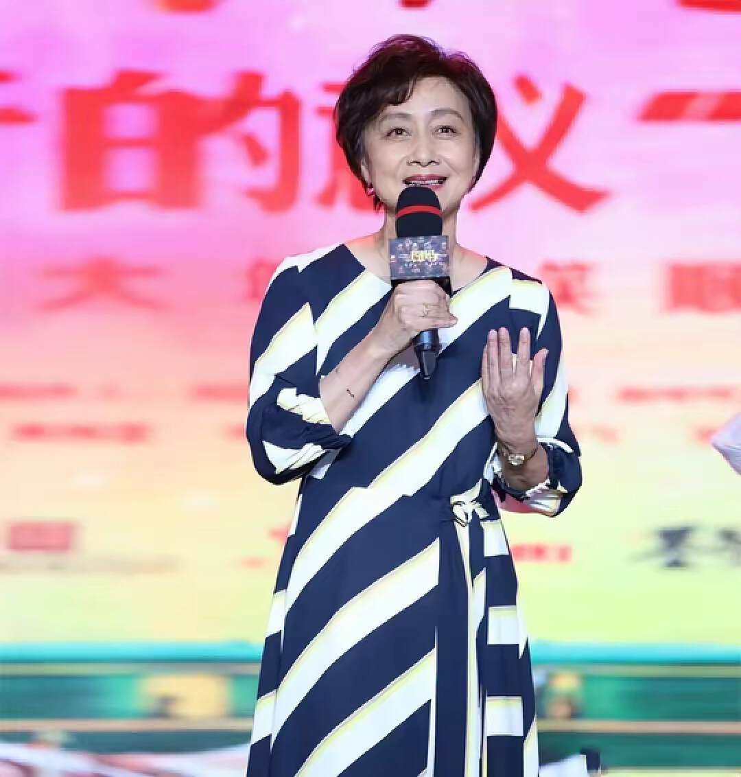 黄梅莹的穿搭,黄梅莹70岁穿搭