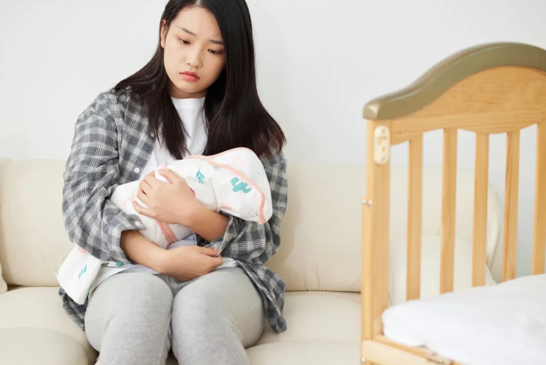 宝妈产后总冒汗怎么回事,产后妈妈畏寒怕冷怎么回事