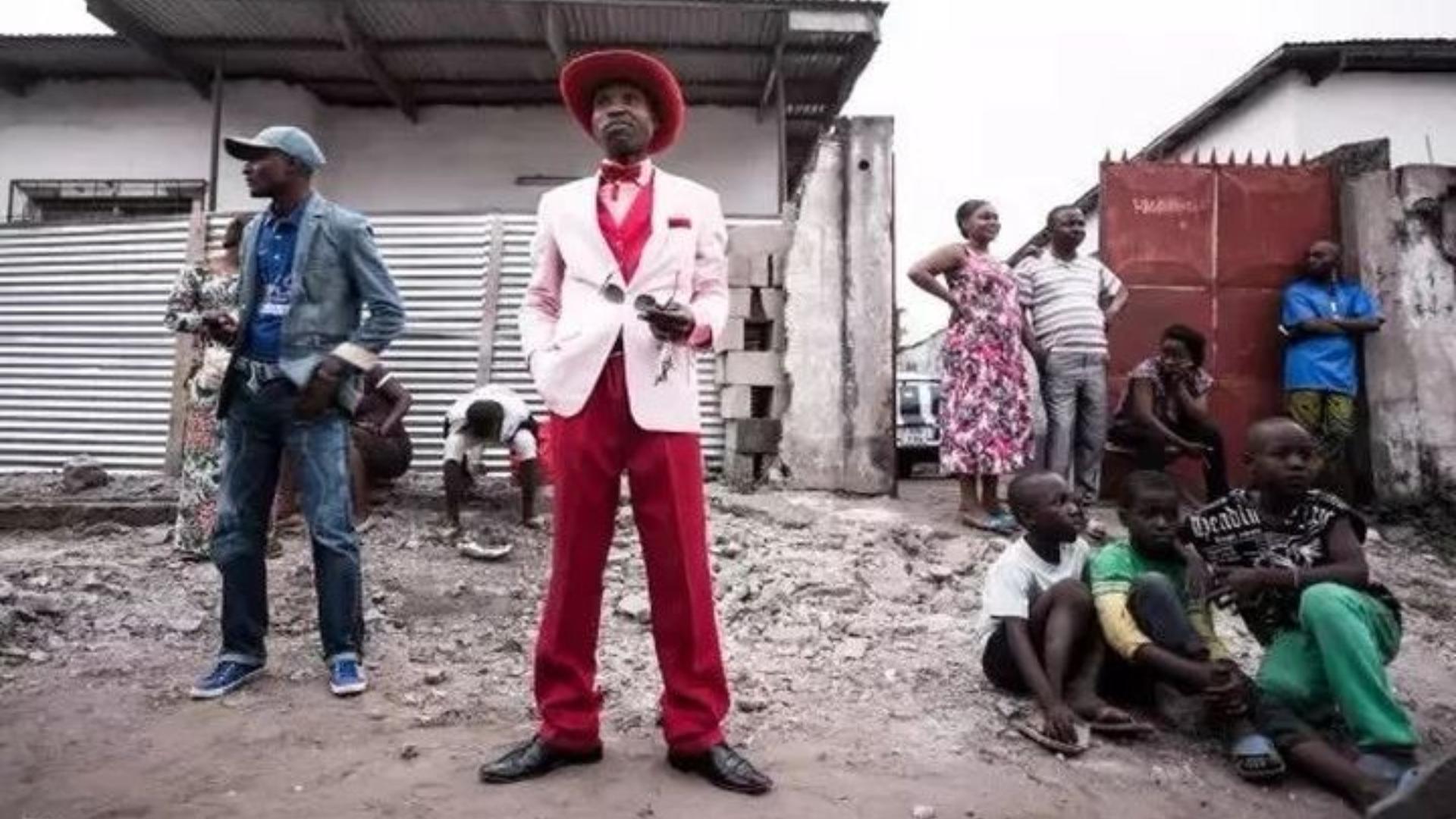 非洲穷人*款贷**20万买名牌，饿得吃树叶，也要买4万的鞋子出门显摆