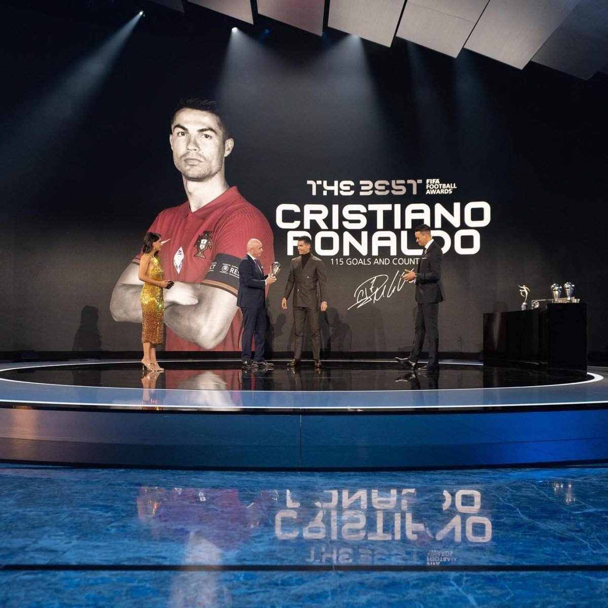 天生一对c罗对着乔治娜满脸宠溺,c罗穿红色西装和乔治娜出席典礼