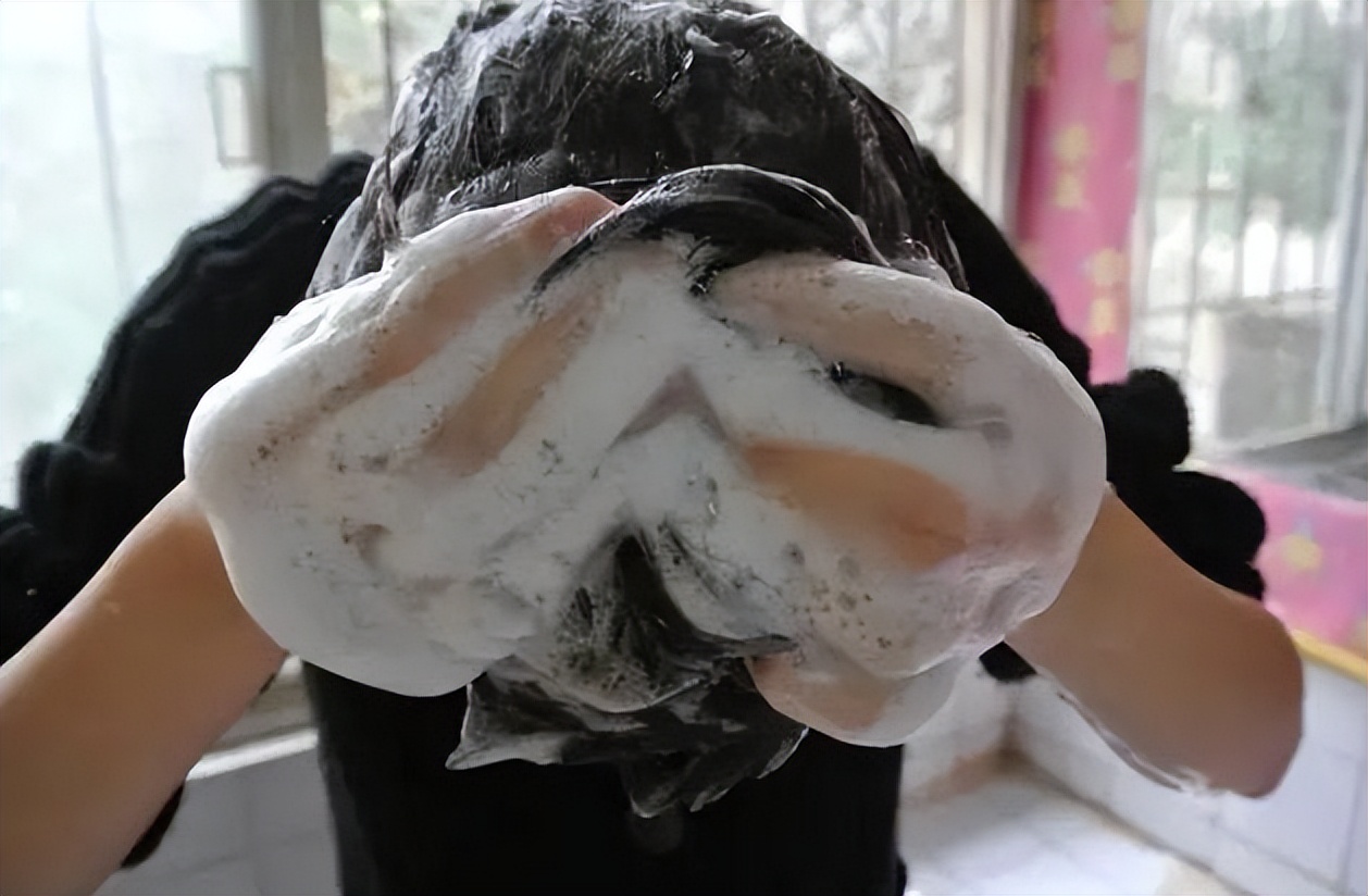 头上起疙瘩有脓包还掉发什么原因,老人头上总是起脓包疙瘩