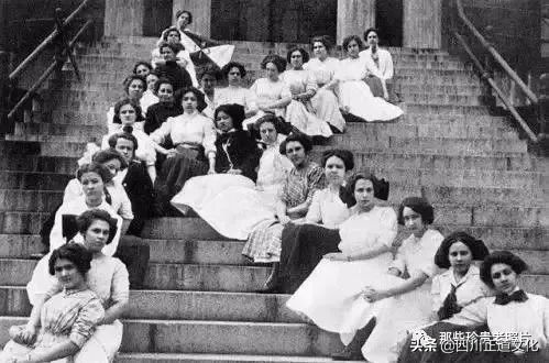 老照片纪念宋庆龄诞辰129周年