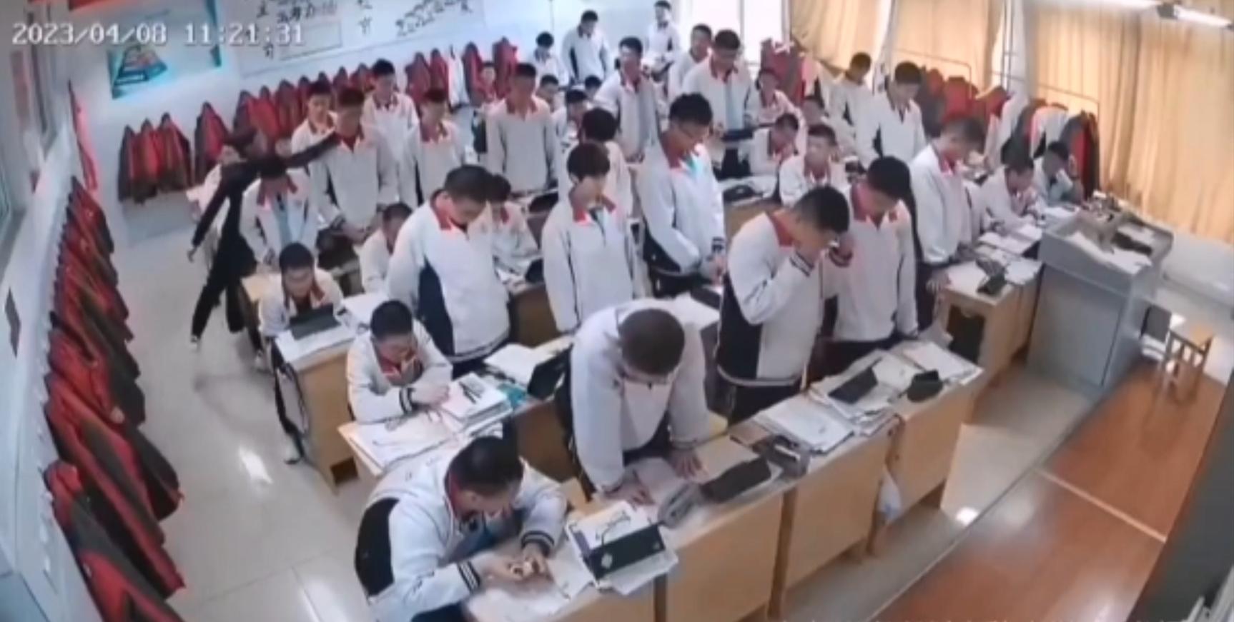 山东某中学班主任*力暴**殴打学生，看完视频，血压飙升