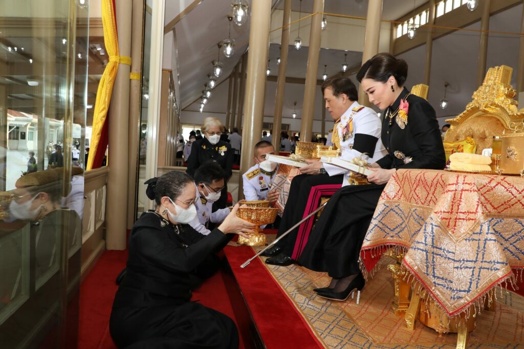 泰国王后跪在国王面前,泰国国王加冕王后跪走