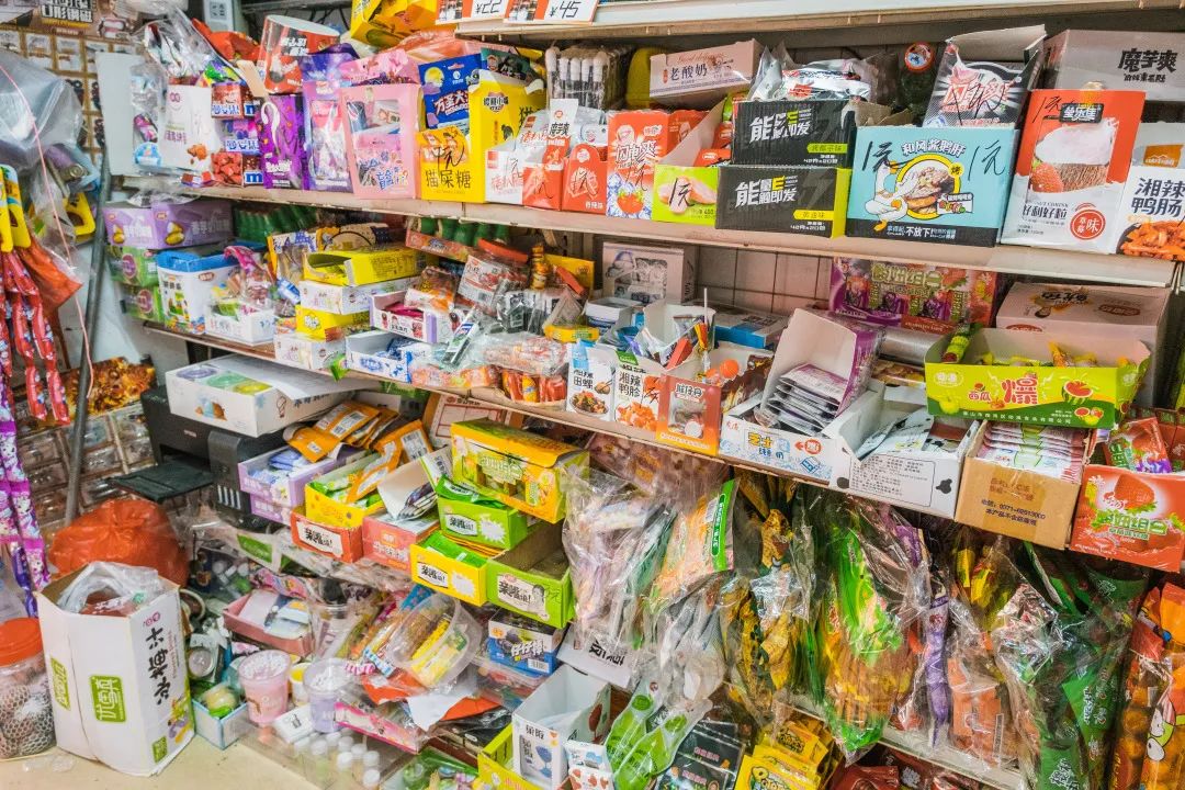 校门口的小店从来没有让人失望,校门口小店生意火爆