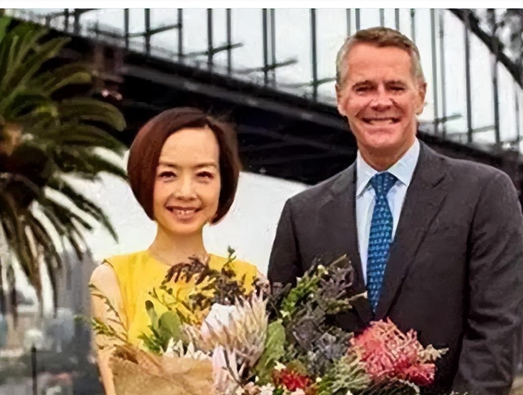 鲁豫相差19岁“母子恋”曝光，疑似已同居，同一单元共用一个车位