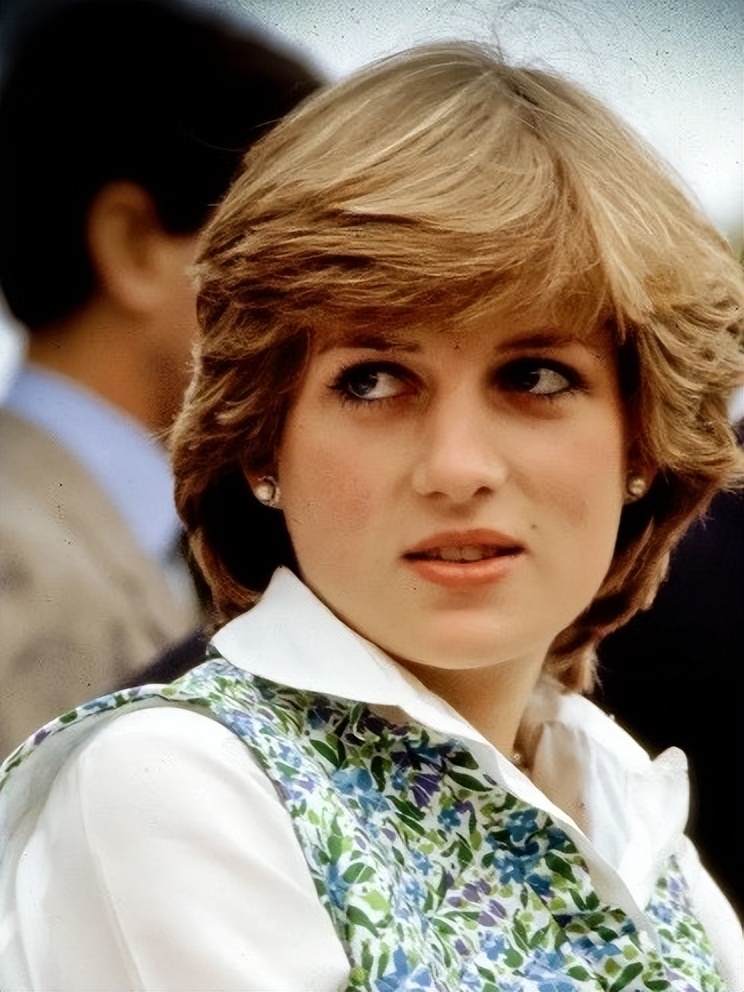 戴安娜初中毕业,戴安娜是高中生吗