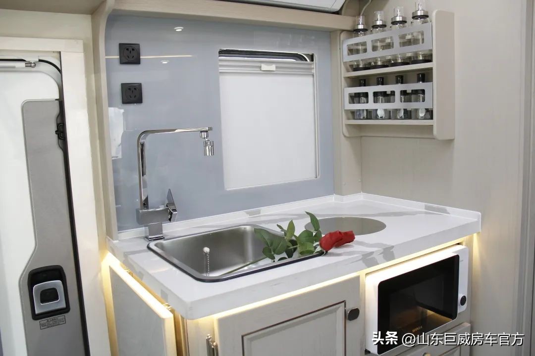 178万依维柯双拓展房车,依维柯b型房车