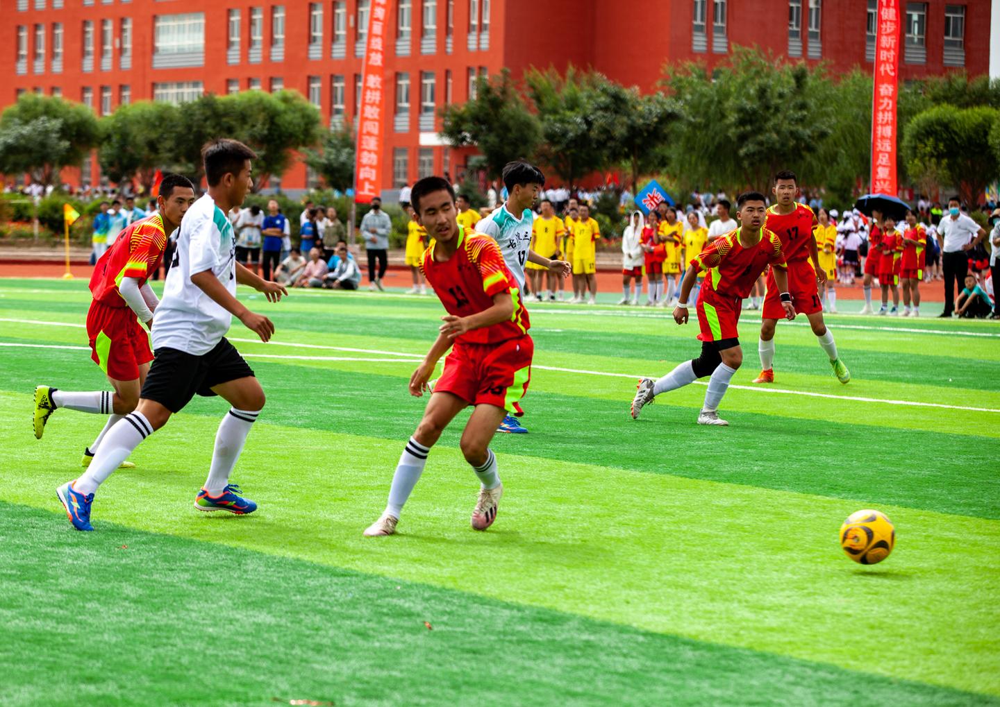 今天，我们向总书记报告：中小学足球运动发展越来越好