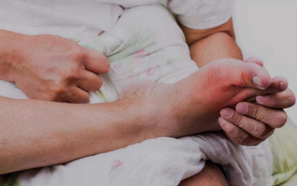 尿酸偏高在睡觉时会发生什么,尿酸高晚上睡觉有四种表现