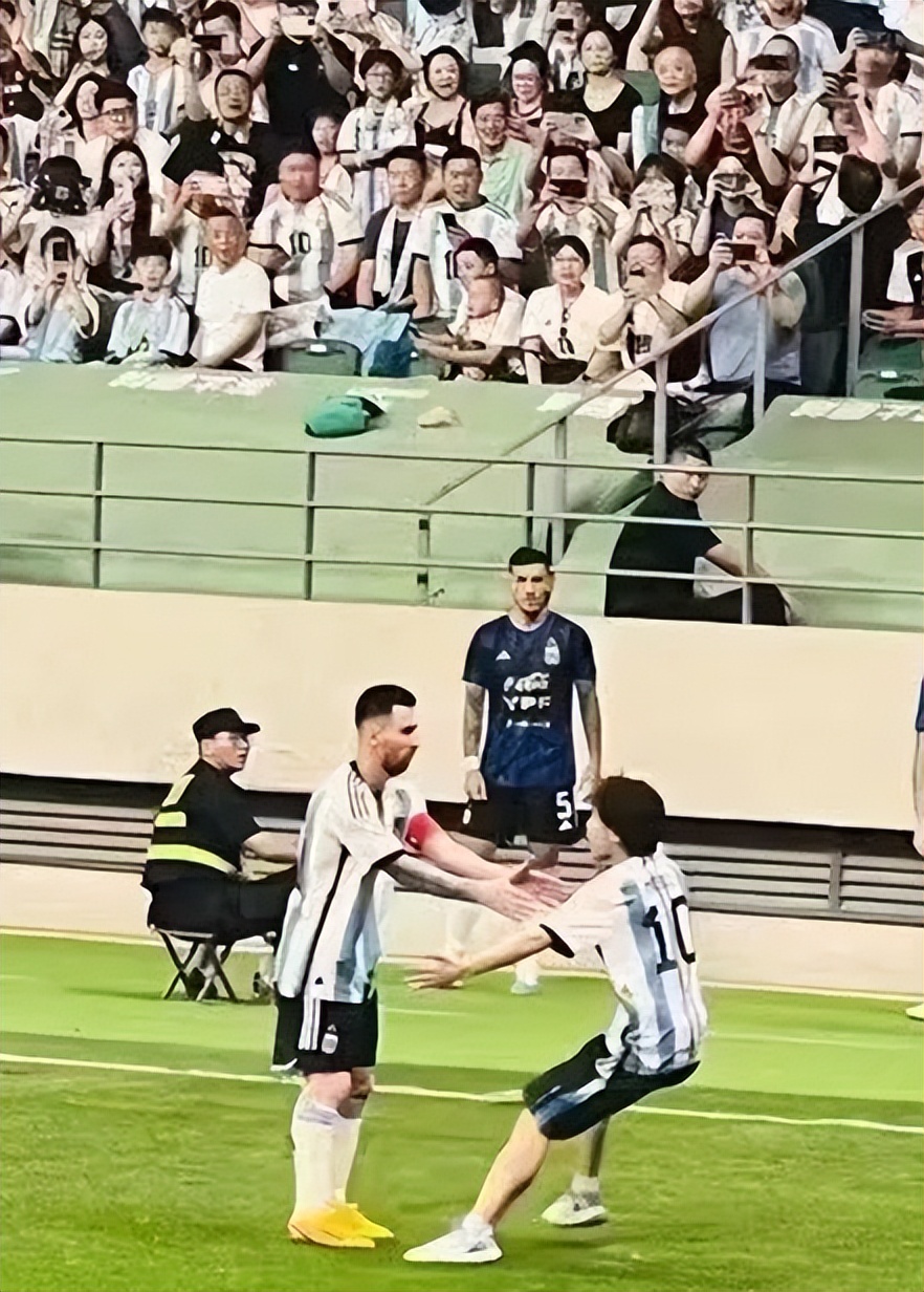 球迷冲进球场拥抱梅西跑了多少米,球迷冲进场内拥抱梅西全过程