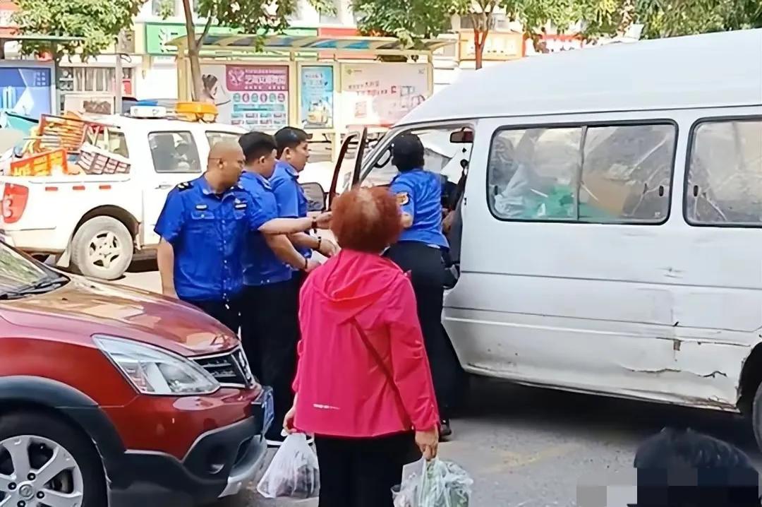 璺汉鍔濋樆鍩庣琚墦,鍩庣琚墦涓庢憡璐╁啿绐佸悗琚牭鍚庣画