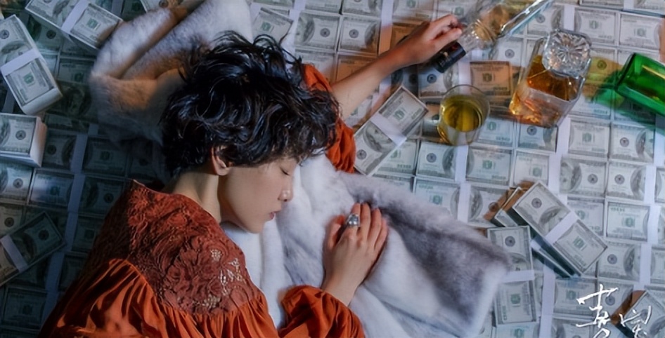 一女网红被前男友爆出聊天记录 (27岁女网红被爆当小三)