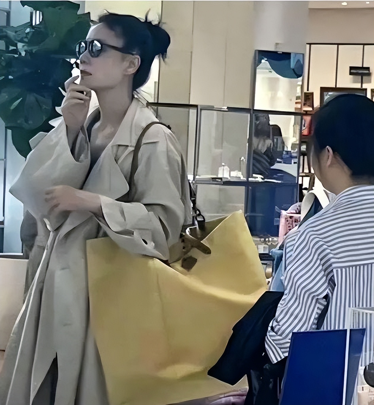 李嫣果然遗传了王菲的穿搭天赋,王菲李嫣巴黎走秀