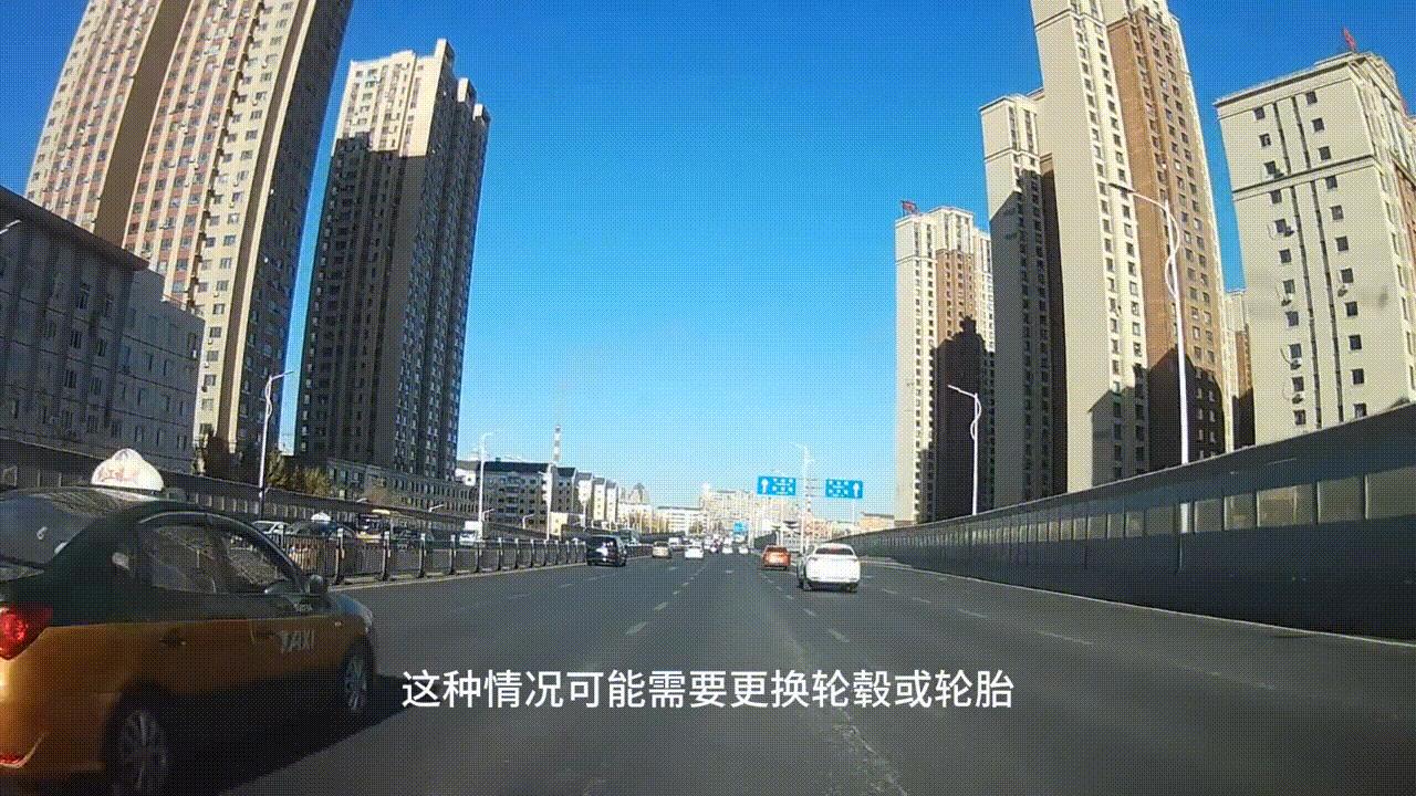 发现轮胎漏气时应紧握方向盘,驾驶机动车发现轮胎漏气