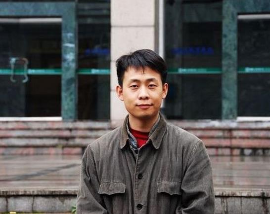 演员张译照顾植物人初恋女友十年,痴情艺人张译苦守植物人初恋10年