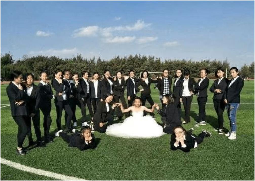 毕业照大专生穿学士服,大专生毕业不配穿学士服吗