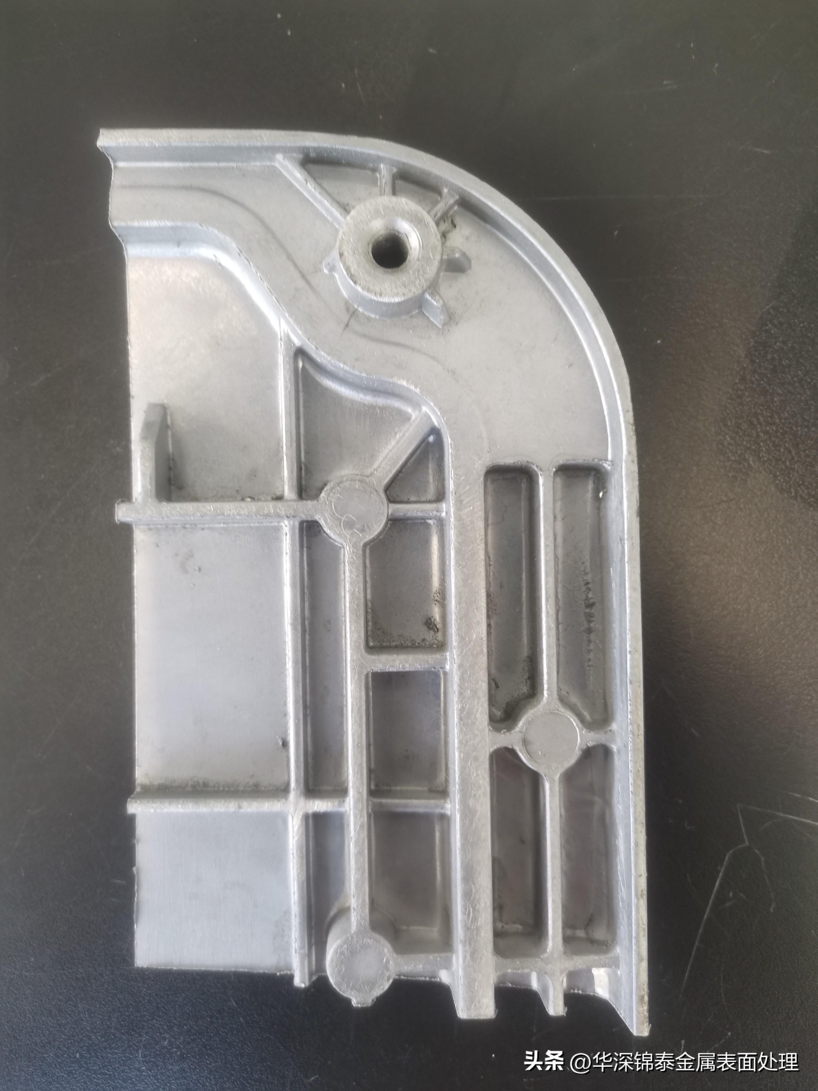 为什么氧化铝是黑色的,铝氧化为什么变黑