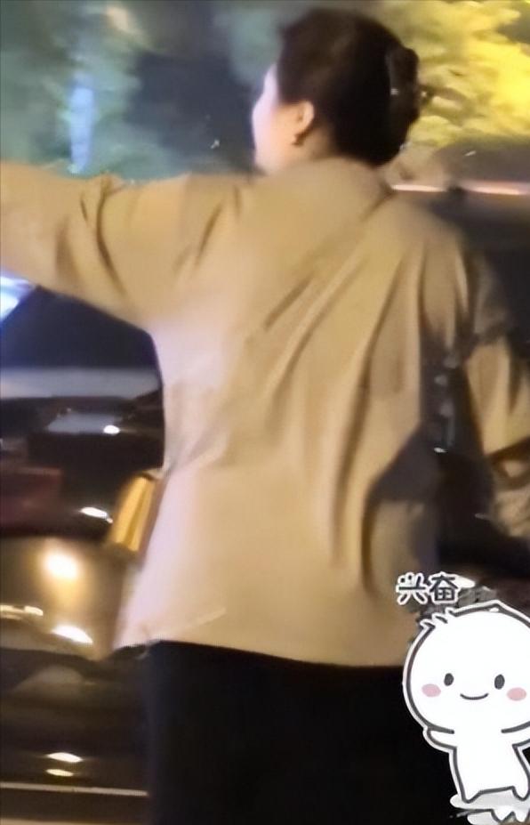 怀孕了？沈腾出国看病，王琦深夜与友人聚餐，笑容满面，肚子突出