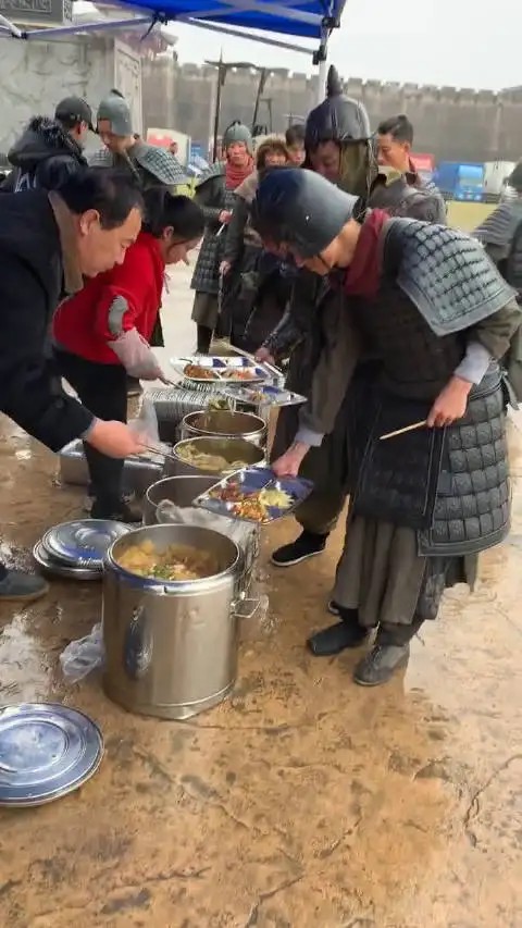 剧组拍戏领的盒饭一天只有35元,剧组盒饭拍戏现场