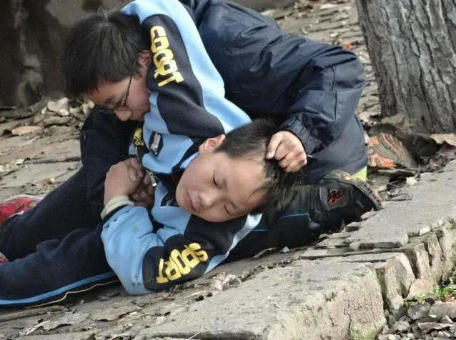 家长接送孩子上下学现象,提醒家长接送女儿上下学的必要性