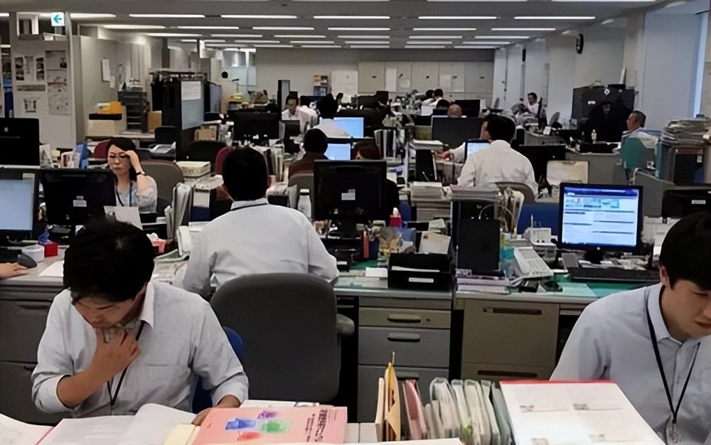 国外工厂的上班制度,国内工厂8小时工作制