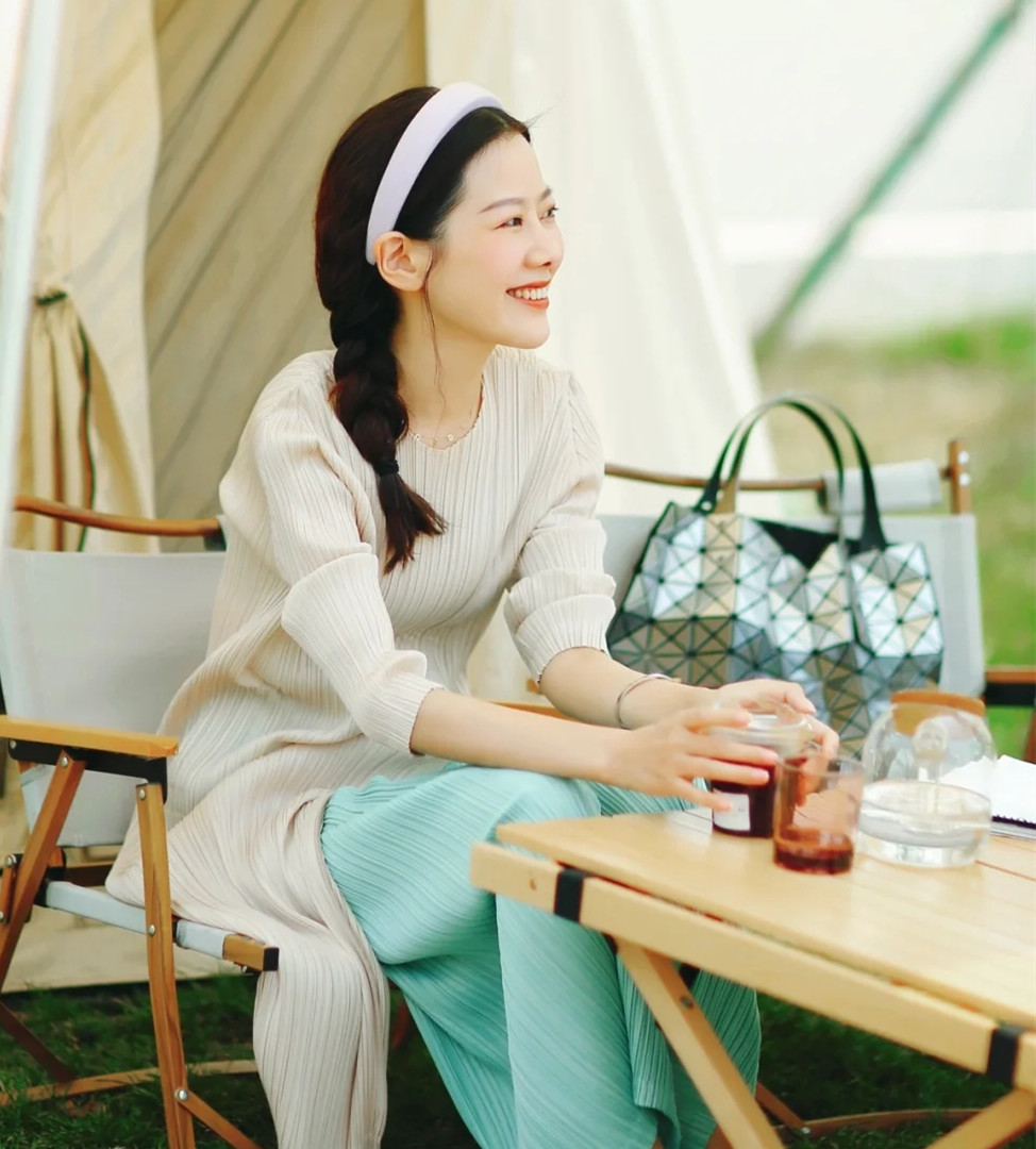 百褶裙该下岗了，今年流行的是“百褶裤”，时髦精致，谁穿了谁美