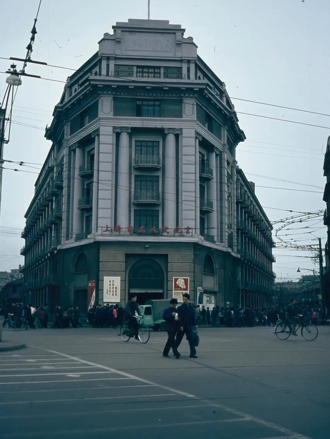 八十年代的上海老照片,踩在东海沿岸闪耀着无与伦比的繁荣骄傲