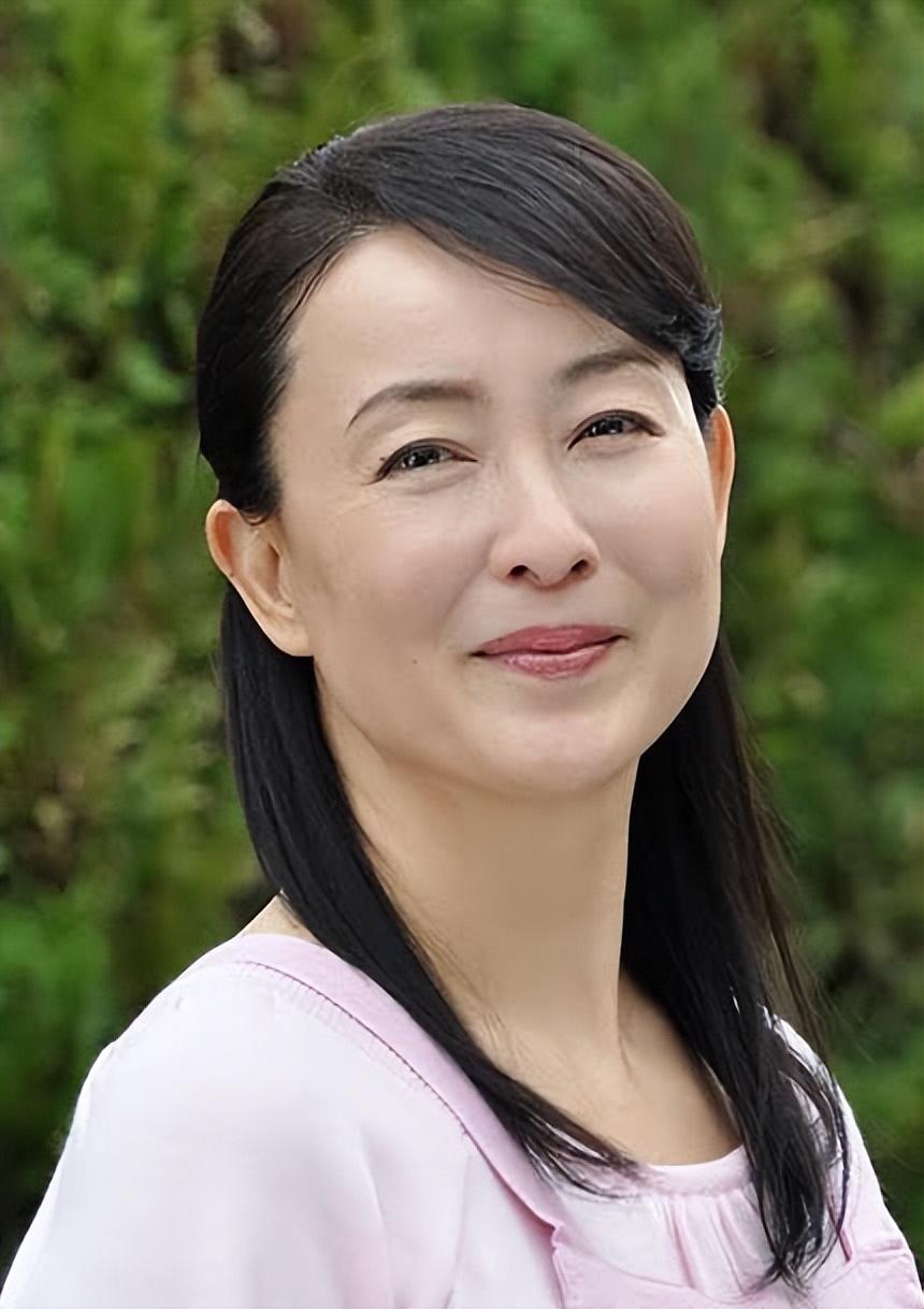 四十多岁的女人适应长发还是短发,40岁女人留长发年轻还是短发年轻