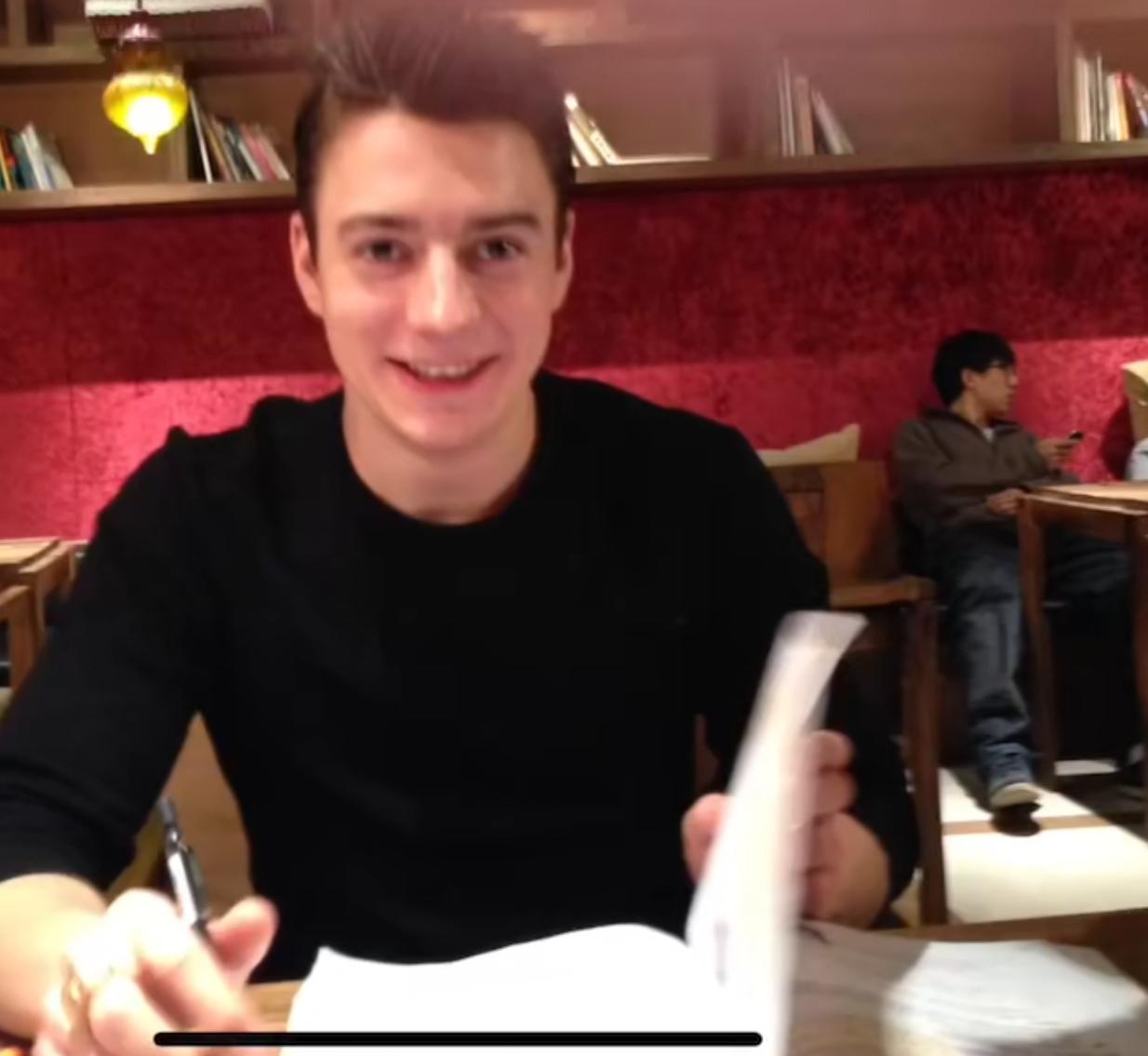 俄罗斯小伙靠喊“我爱中国”吸粉千万,娶大25岁韩国美女定居中国