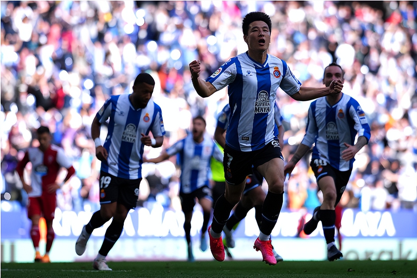 武磊绝杀塞尔塔全场高喊武磊,武磊塞尔塔凌空斩破球荒