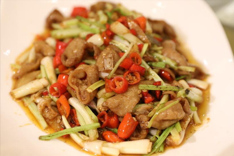 女屠夫清洗猪大肠,屠夫清理猪大肠