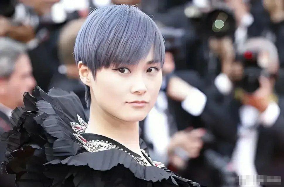 亮眼李宇春现身机场,李宇春短裤闪耀红毯