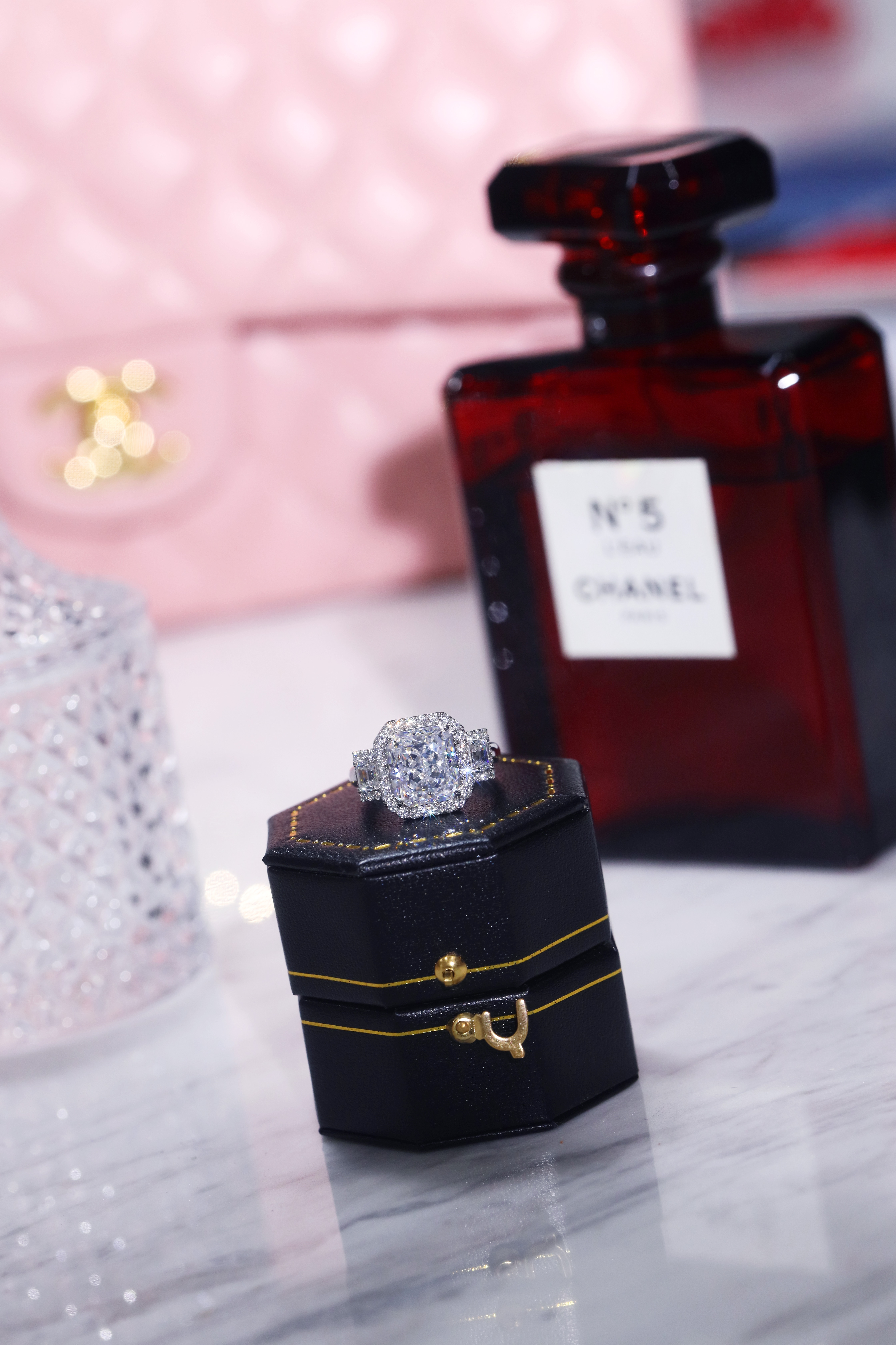 辨别真钻石莫桑石,一百多的钻石真的吗