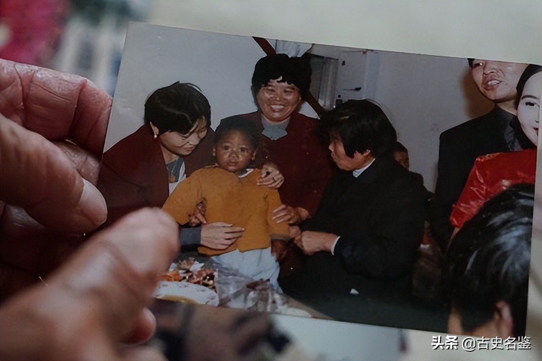 2000年上海阿婆收养黑人弃婴，被子女挥霍250万后，黑人不离不弃