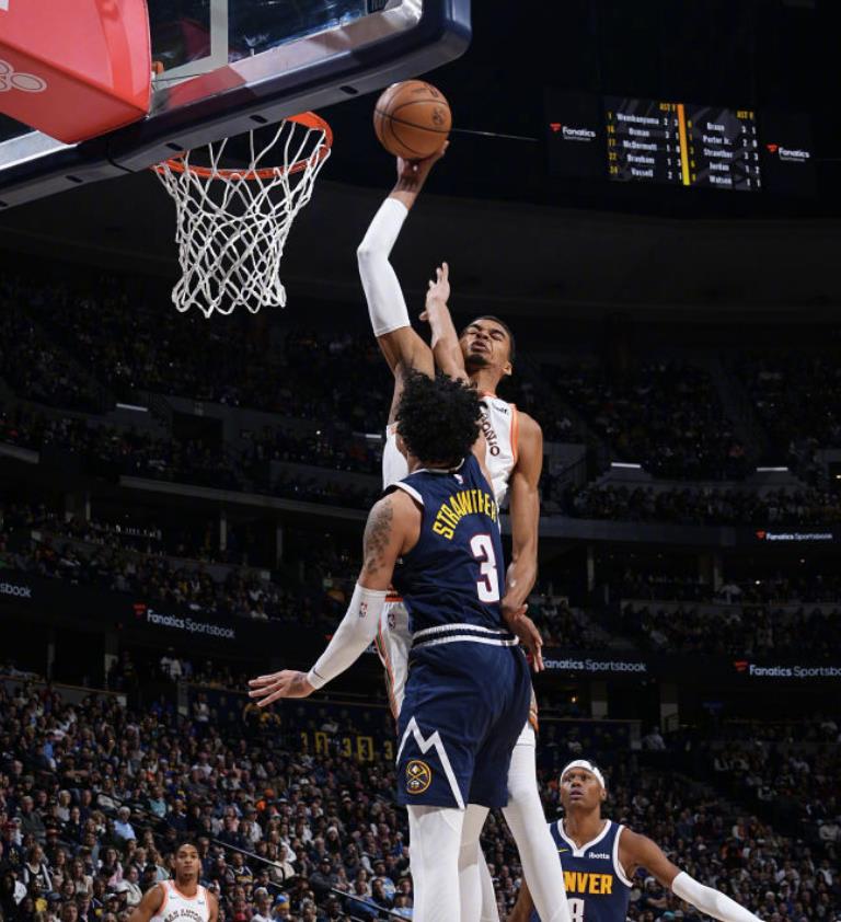 完爆浓眉大洛，450人第一！NBA77年没见过这种天才，文班1打9太猛