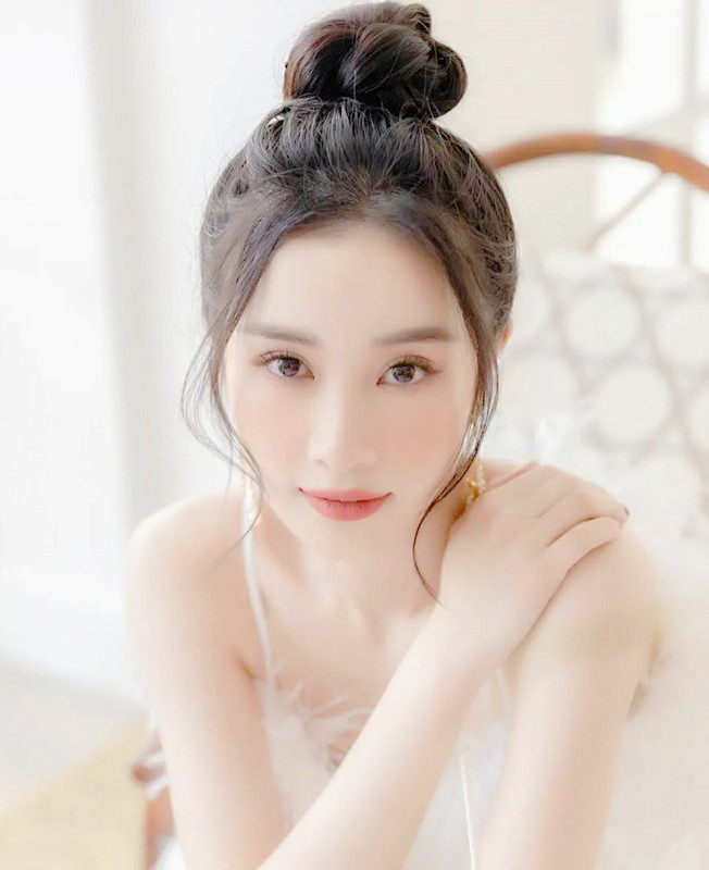 泰国顶级超模，人称“奶茶妹”，冰骨玉肌朦胧美，钟情于白色裙装