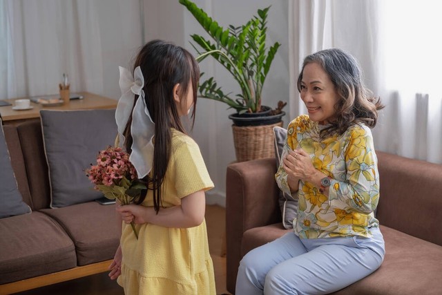 心酸老人对待孙子和外孙子的区别,在老一辈人眼中孙子和外孙的区别