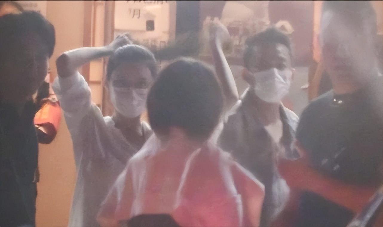 获汪小菲拥抱安慰后，张颖颖终于承认恋情，买万元手机送给汪小菲