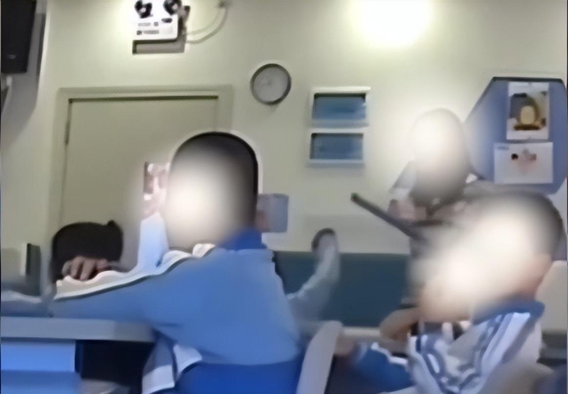 体罚打手心打到哭视频东莞女老师向学生喷不明液体！用棍子体