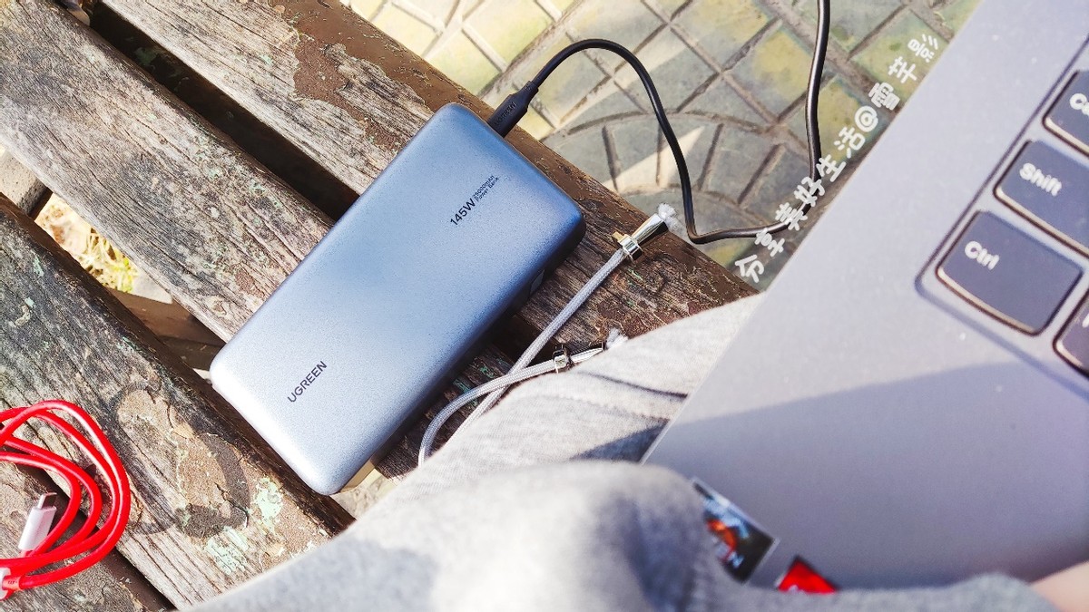 我的笔记本电脑找到了神仙伴侣，出差*党**的能量补给站来啦