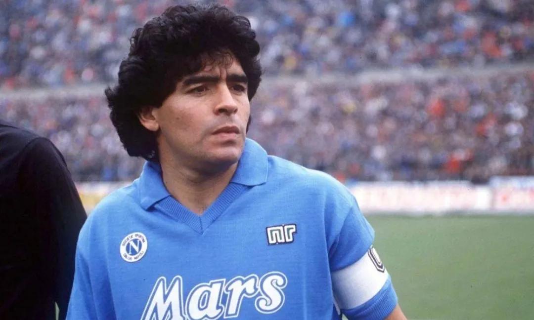 上帝在俯看他所热爱的足球