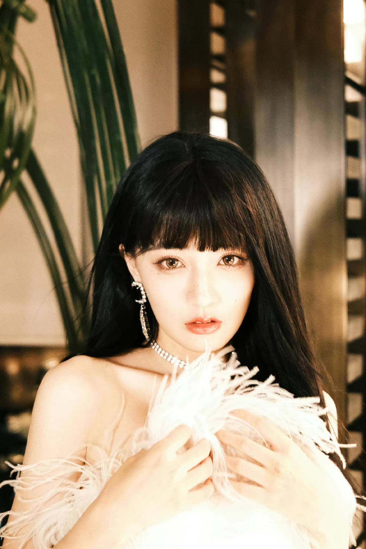 徐璐红毯吊带黑长裙造型,徐璐一袭长裙惊艳十足