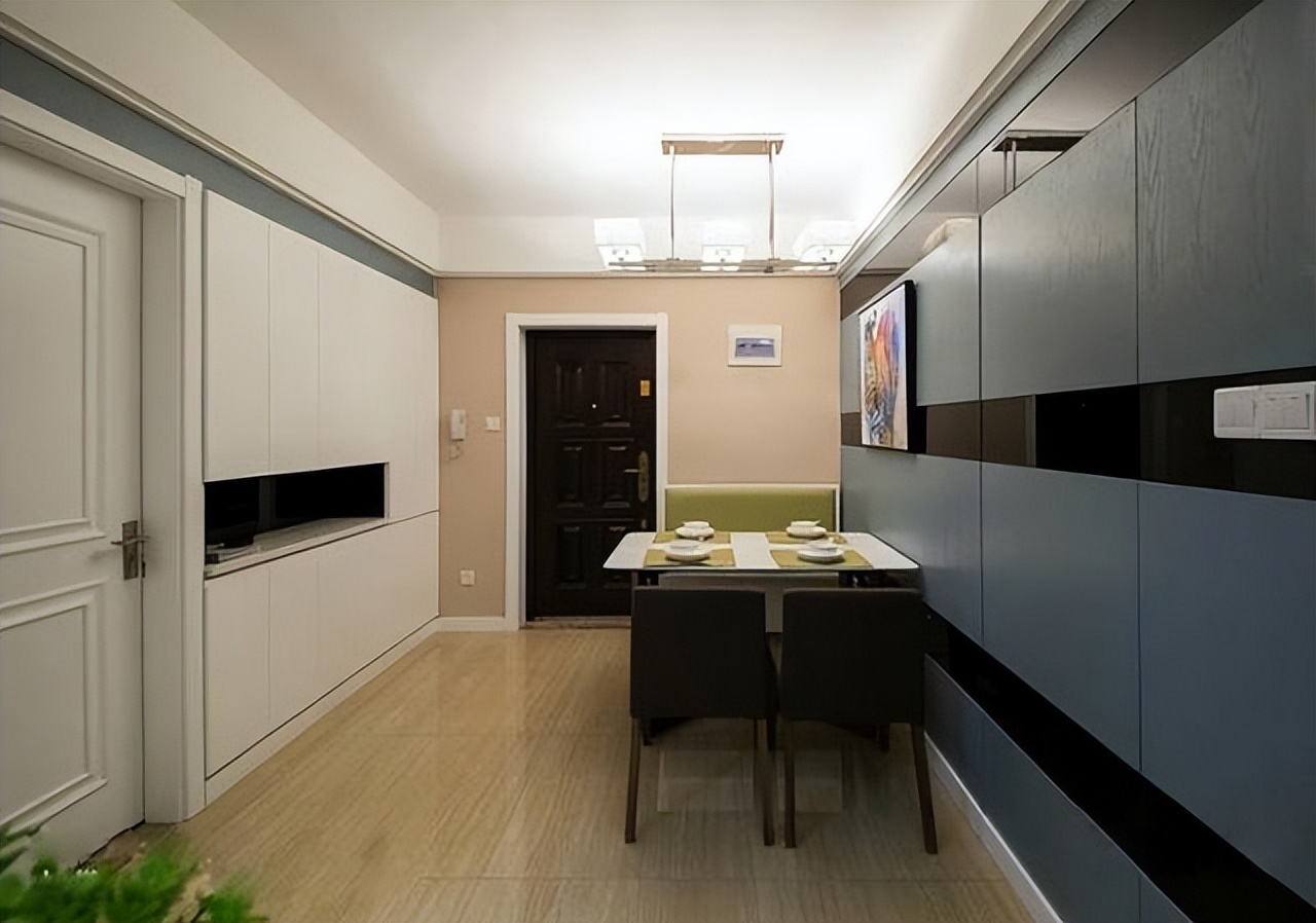 入户门正对厨房门装修应该这样做,入户门正对厨房门只有1.5米