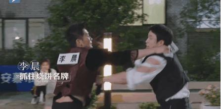 游戏无聊，嘉宾“花里胡哨”挽救，撕名牌也变得不精彩了