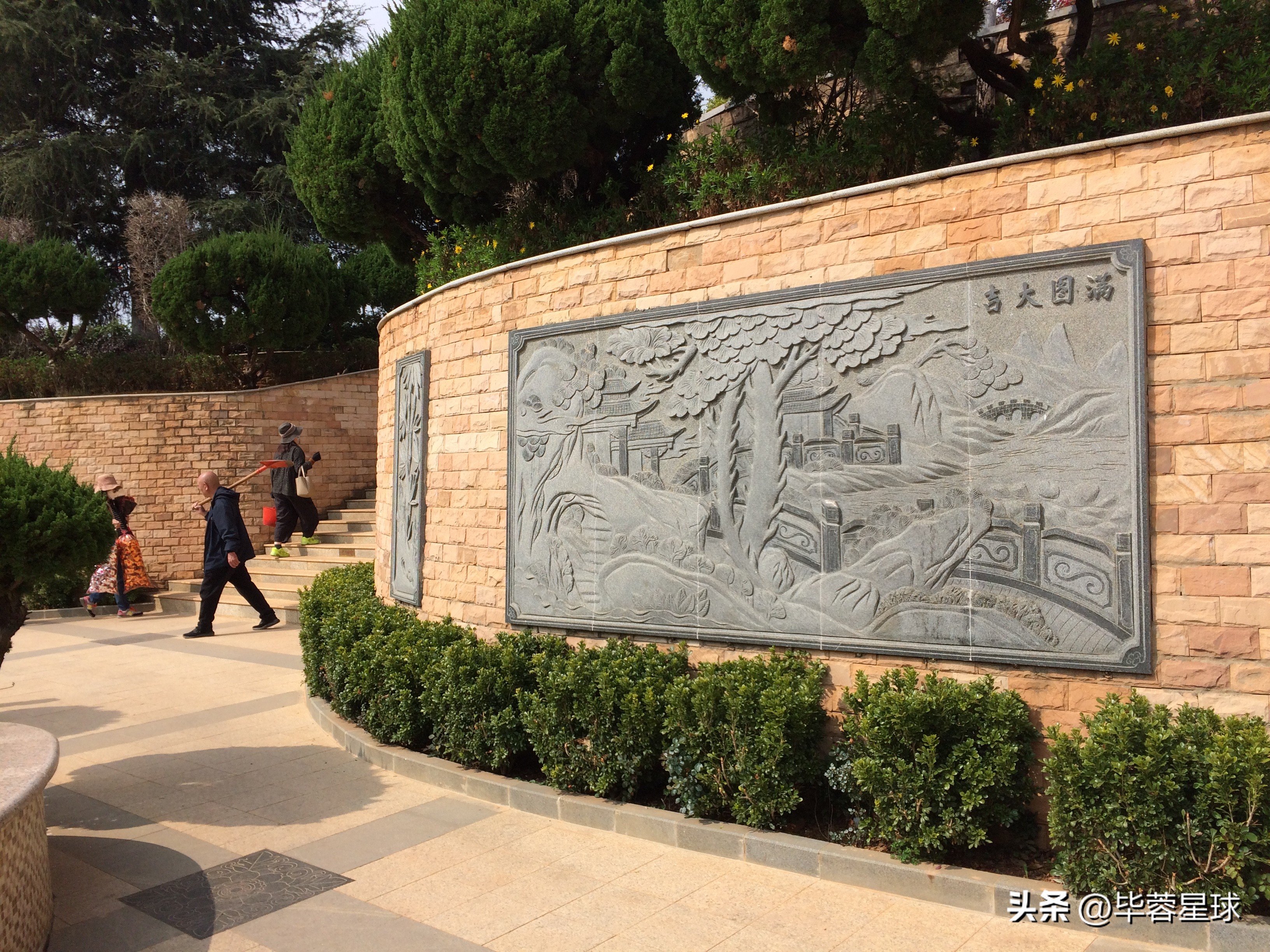 观音山公墓，为外婆下葬的一天，是提醒，是童年青春时代的告别