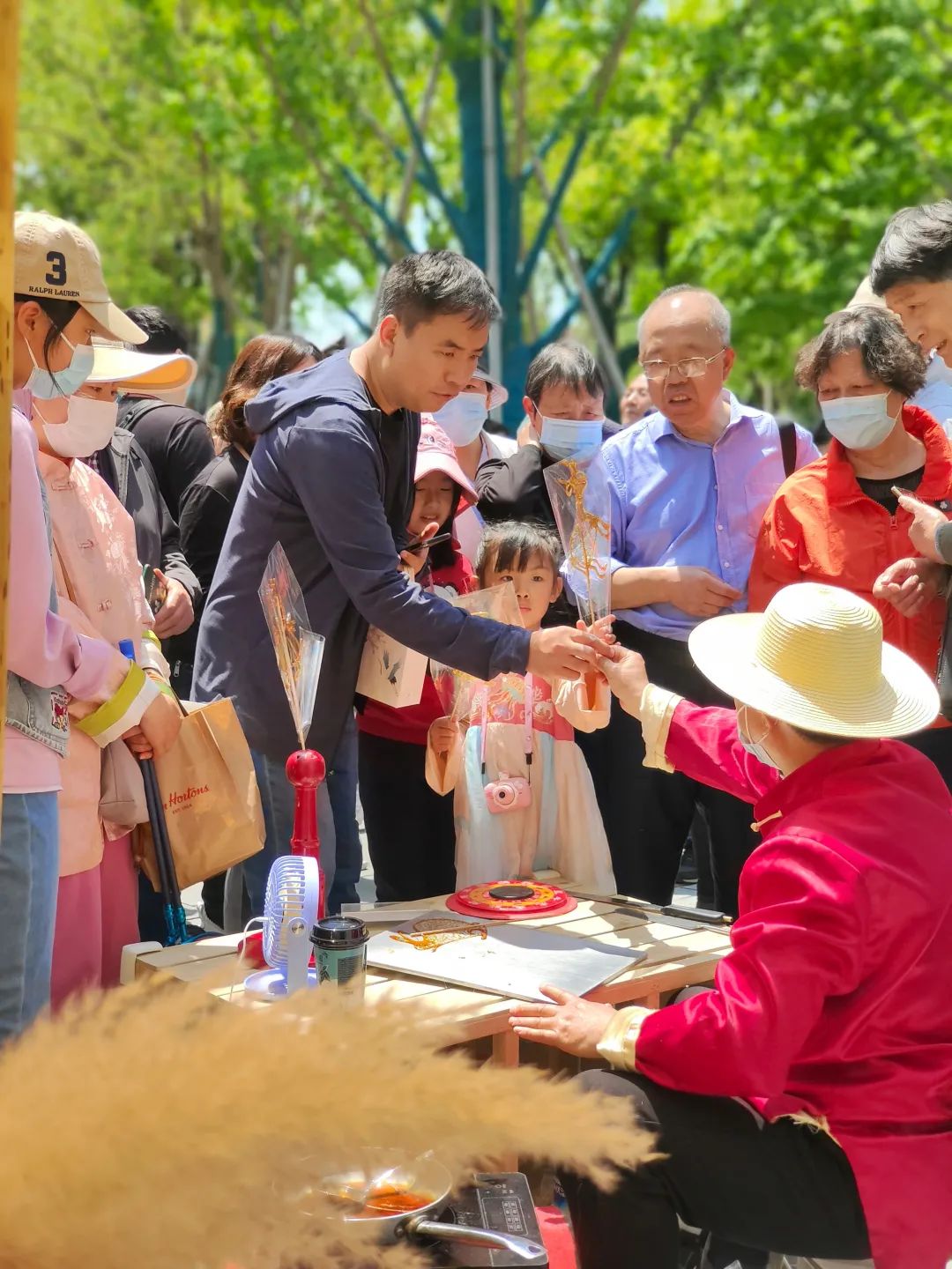 逛吃逛吃！“特种兵式旅游”打卡龙华庙会中的非遗元素