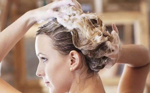 天天洗头还是很多头皮屑如何解决,天天洗头很多头皮屑什么原因