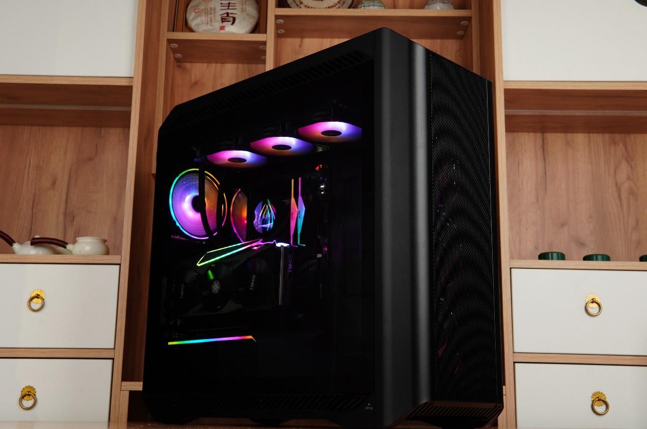 可以装多个硬盘的主机箱,带可插拔硬盘盒的主机