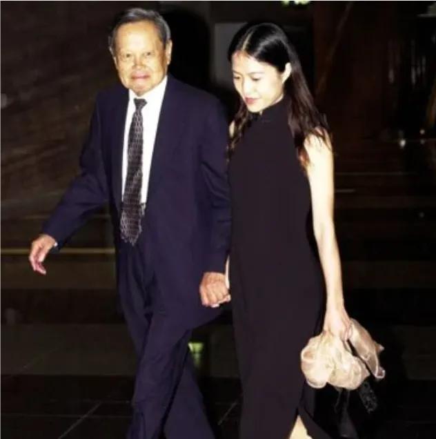 杨振宁今年100岁翁帆多少岁,翁帆不嫌弃杨振宁老年味吗